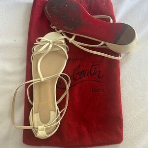 Christian Louboutin flats sandals with dainty bow. Beige.